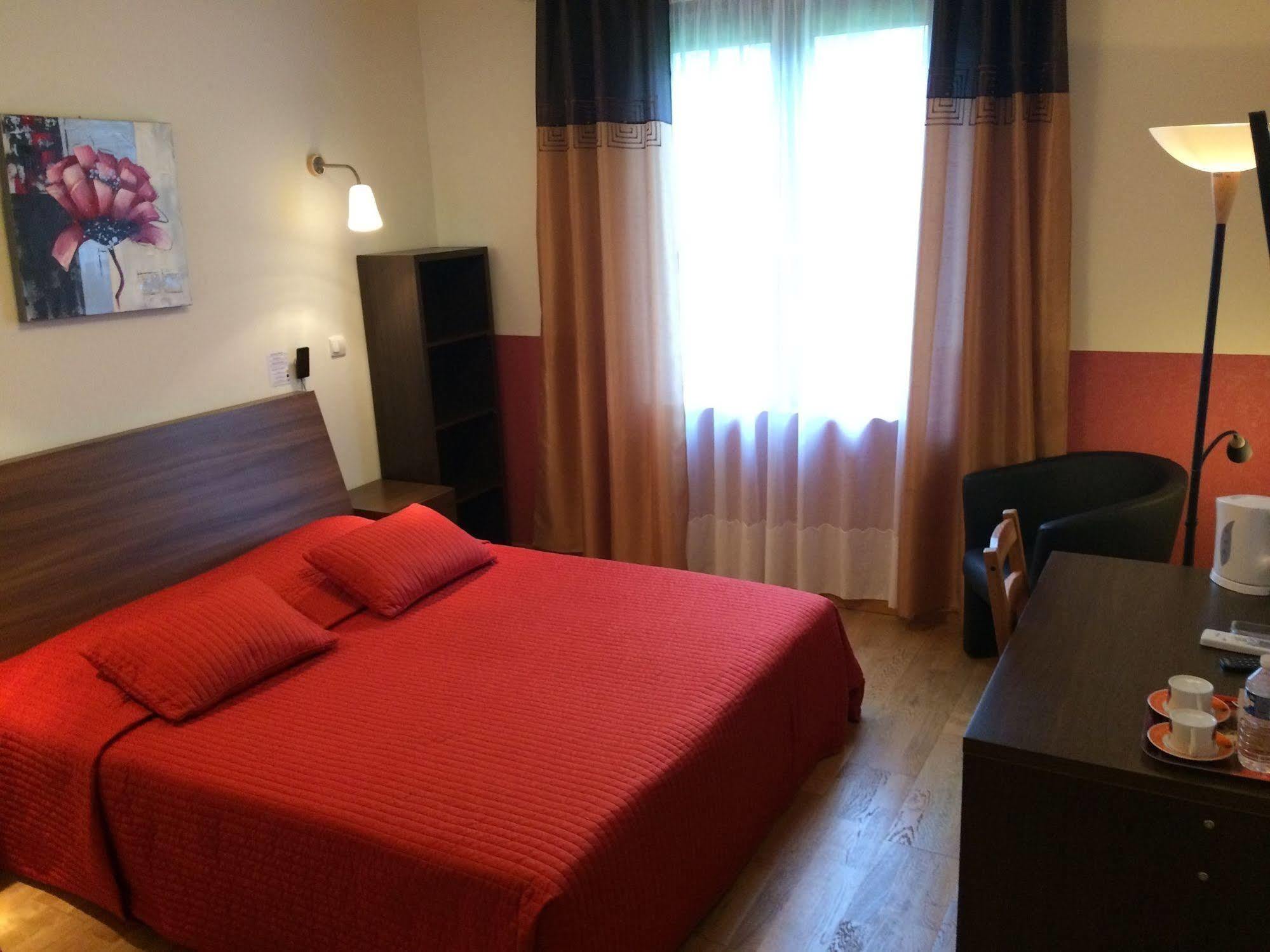 Logis Hotel Le Chantoiseau Chaumont-sur-Aire Экстерьер фото